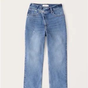 NWT - Abercrombie & Fitch Curve Love Ultra High Rise 90s Straight Jean Size 33
